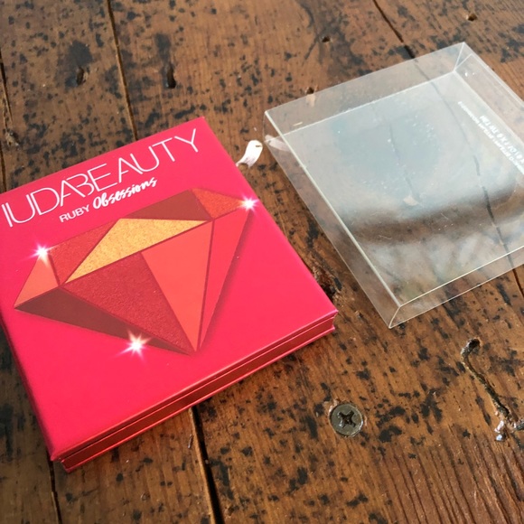 Huda Ruby Obsessions palette - Picture 1 of 3